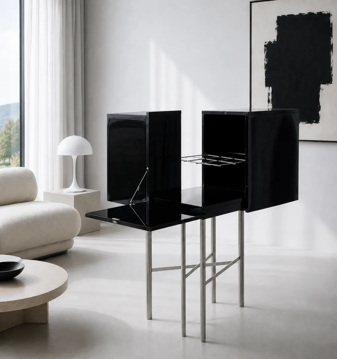 Schwarz lackierter Barschrank mit aufgeklappten Türen auf Stahlrohrbeinen, dahinter ein Bouclésofa, eine weiße Pilzleuchte und ein schwarzes Bild an der Wand